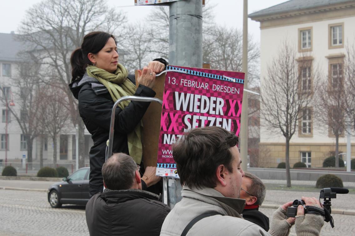 Anja Siegesmund beim anbringen eines Plakates mit der Aufschrift "Dresden nazifr