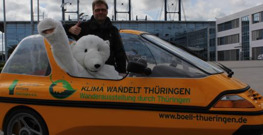 Dirk Adams mit Eisbär im Elektroauto