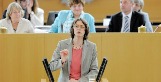 Jennifer Schubert spricht im Thüringer Landtag