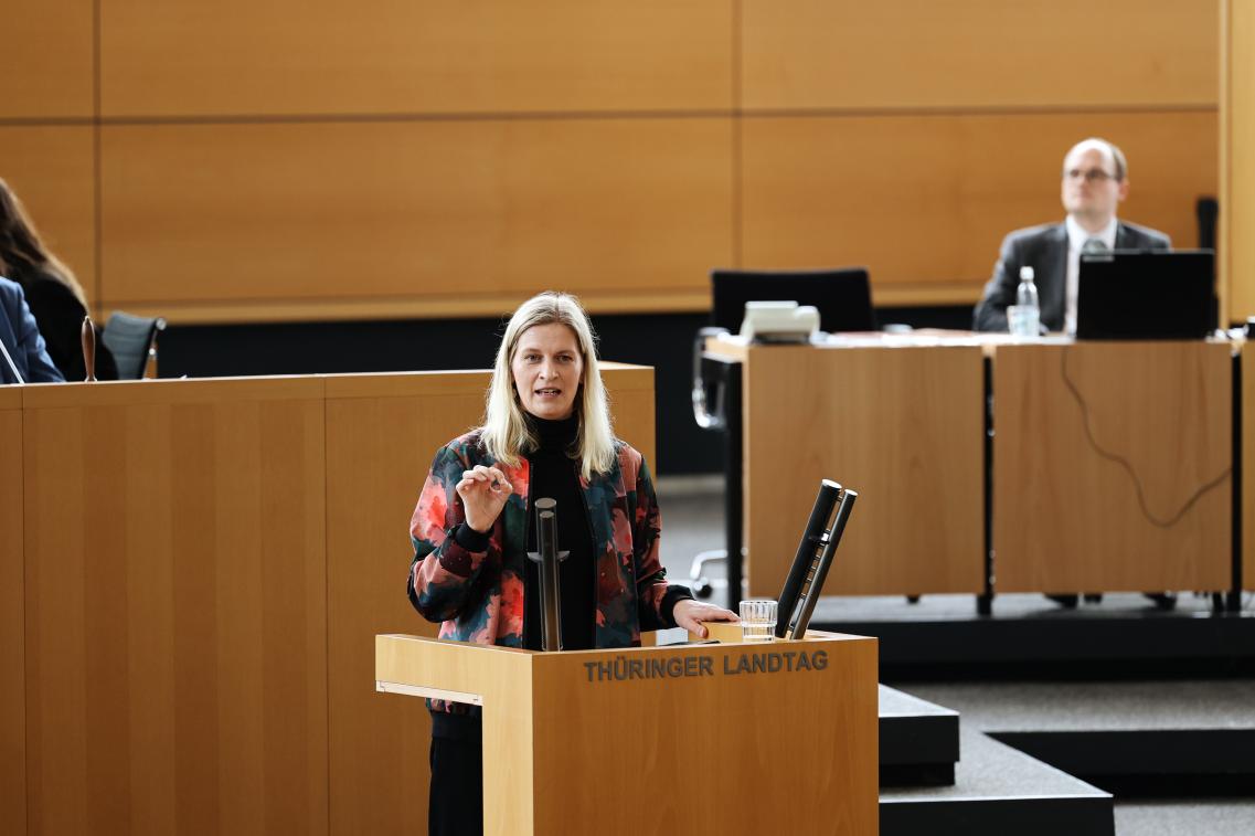 Madeleine am Pult im März-Plenum