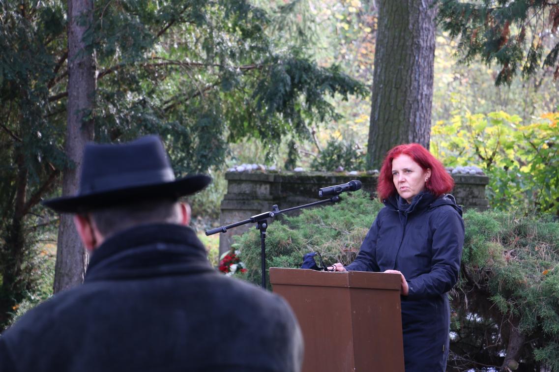 Astrid Rothe-Beinlich zum Gedenken an 82 Jahre Reichspogromnacht auf dem jüdischen Friedhof