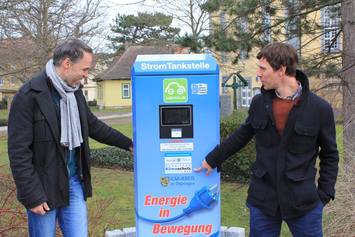 Roberto Kobelt und Felix Schmigalle mit Elektro-Ladestation