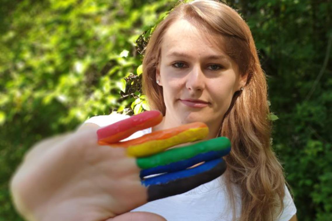  Laura Wahl Regenbogen Hand