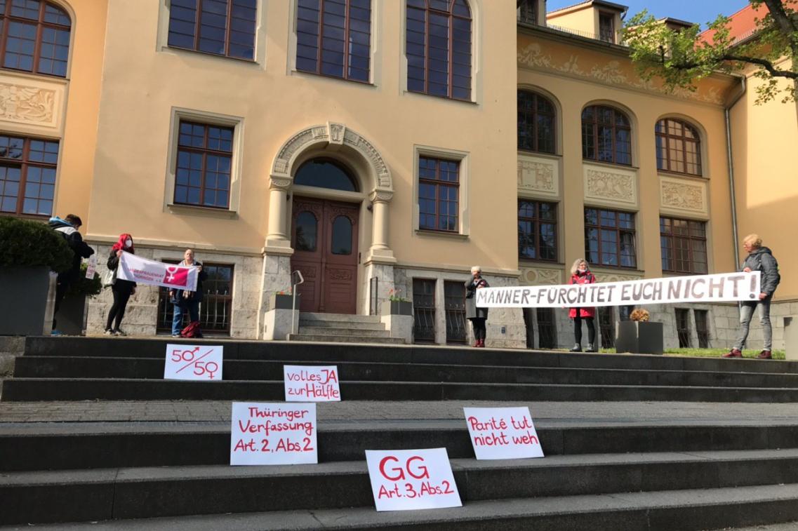 Landesfrauenrat-Aktion zur Verhandlung Paritätsgesetz vor dem Landesverfassungsgericht Landesfrauenrat-Aktion zur Verhandlung Paritätsgesetz vor dem Landesverfassungsgericht