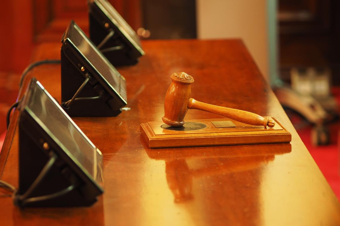 Hammer des Richters auf dem Tisch