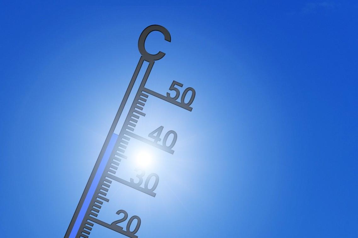 Thermometer mit 38 Grad Celsius Anzeige im Sommer