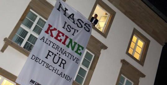 Banner mit Aufschrift "Hass ist keine Alternative für Deutschland"