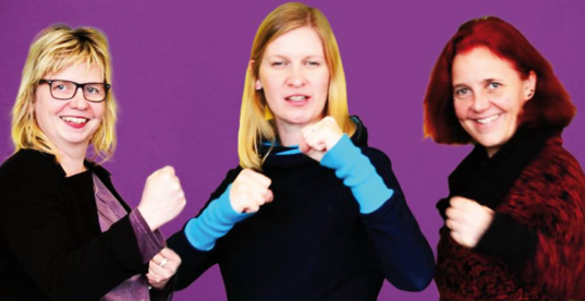 Babett Pfefferlein, Madeleine Henfling und Astrid Rothe-Beinlich in Kampfpose zum Frauenkampftag