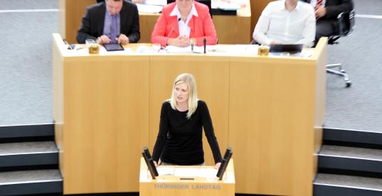 Madeleine Henfling am Rednerpult des Plenarsaals