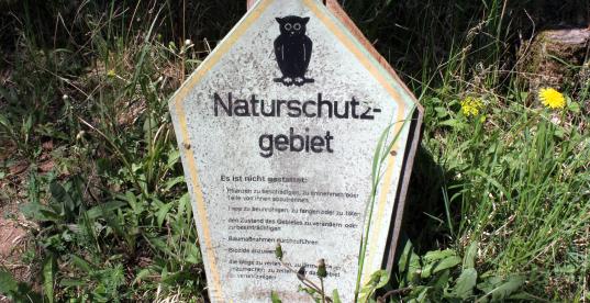 Schild für ein Naturschutzgebiet